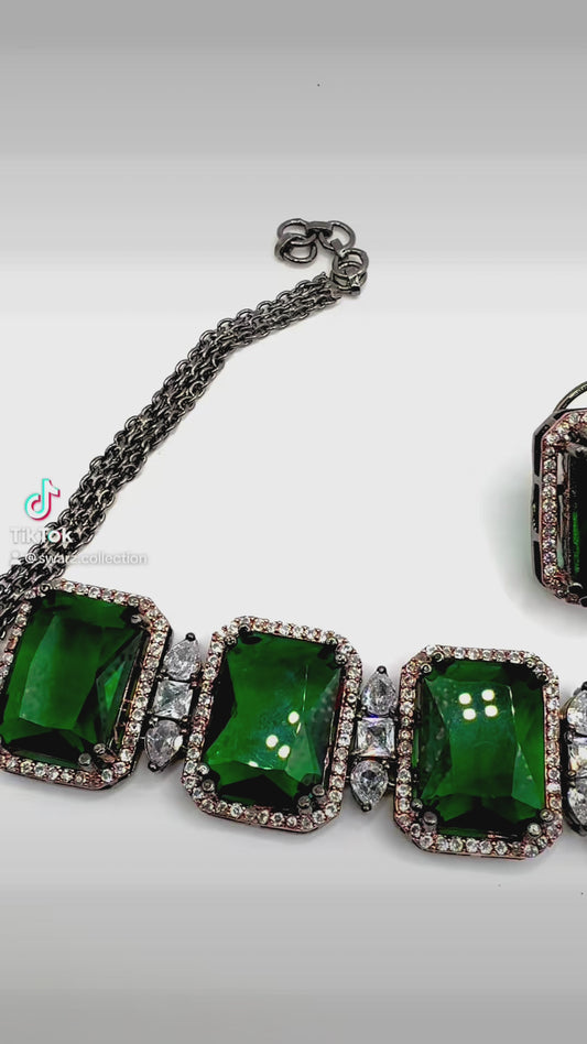 Green Doublet choker set
